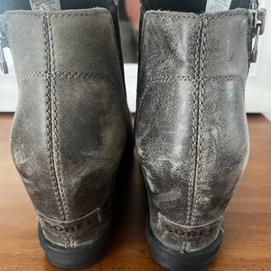 Sorel Joan of Arctic III quarry black worn for 1 winter season in Chicago.